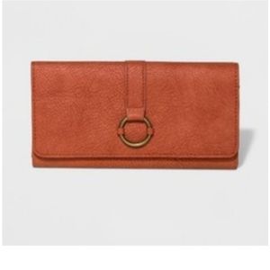 woman Harper  tried fold wallet